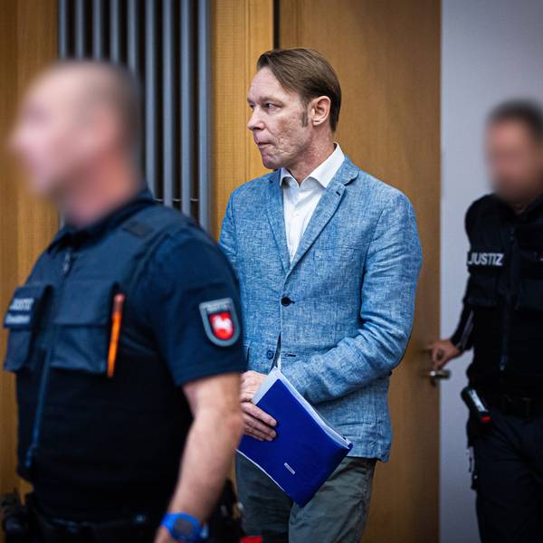 Der Angeklagte Christian B. (M) wird von Justizmitarbeitern in einen Gerichtssaal im Landgericht geführt.