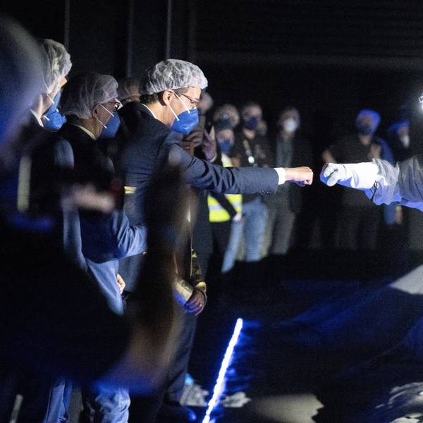 Astronaut Matthias Maurer begrüßt Hendrik Wüst, Ministerpräsident von Nordrhein-Westfalen, in der neuen Luna-Halle.