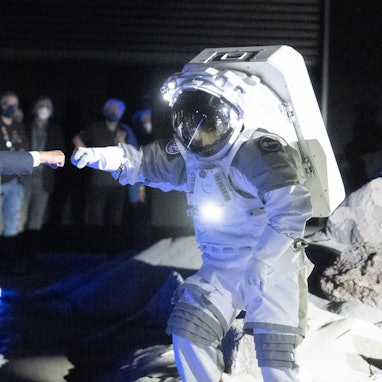 Astronaut Matthias Maurer begrüßt Hendrik Wüst, Ministerpräsident von Nordrhein-Westfalen, in der neuen Luna-Halle.