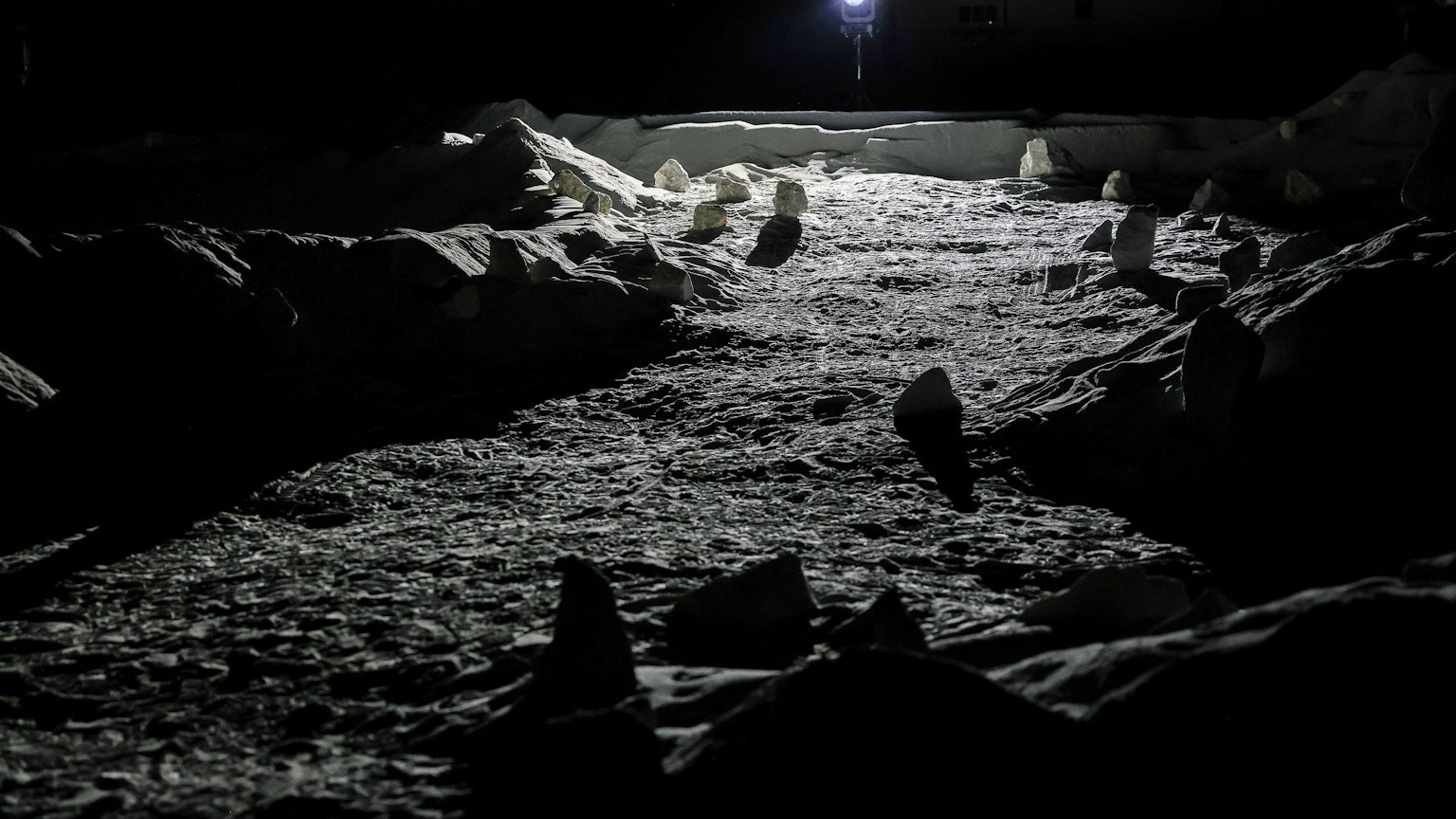 Das DLR (Deutsches Zentrum für Luft- und Raumfahrt) und die ESA (Europäisches Astronautenzentrum) bauen in Köln in der LUNA-Facility die Mondoberfläche nach, auf der zukünftige Astronautinnen ausgebildet werden können. Foto: Michael Bause