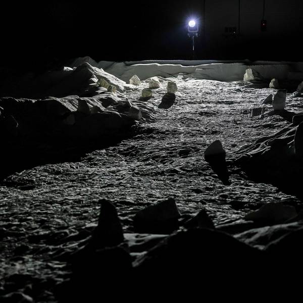 Die Trainingshalle Luna im Deutschen Zentrum für Luft- und Raumfahrt bildet auf 700 Quadratmeter die Mondoberfläche nach.