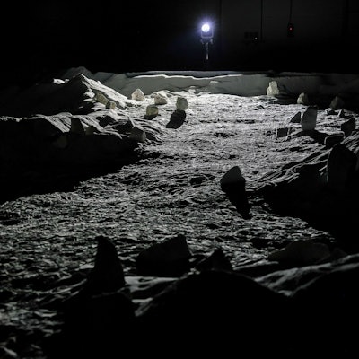 Die Trainingshalle Luna im Deutschen Zentrum für Luft- und Raumfahrt bildet auf 700 Quadratmeter die Mondoberfläche nach.