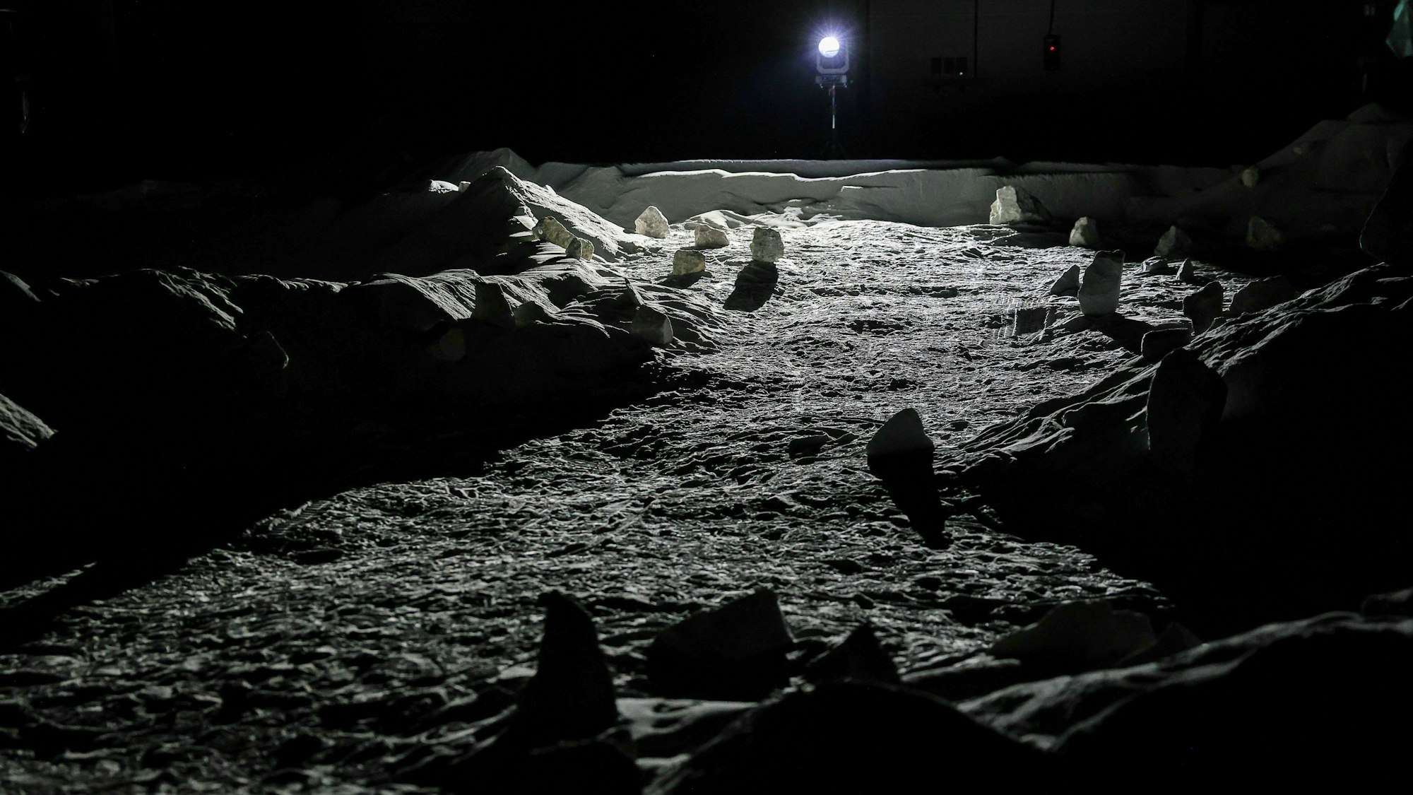 Die Trainingshalle Luna im Deutschen Zentrum für Luft- und Raumfahrt bildet auf 700 Quadratmeter die Mondoberfläche nach.
