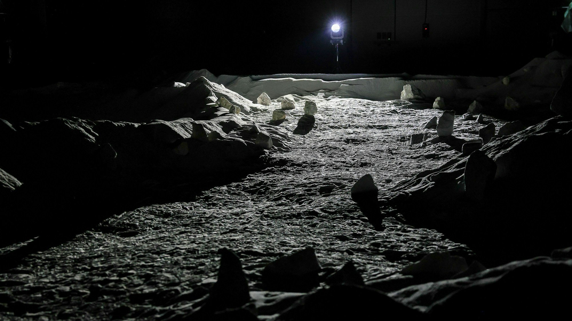Das DLR (Deutsches Zentrum für Luft- und Raumfahrt) und die ESA (Europäisches Astronautenzentrum) bauen in Köln in der LUNA-Facility die Mondoberfläche nach, auf der zukünftige Astronautinnen ausgebildet werden können. Foto: Michael Bause
