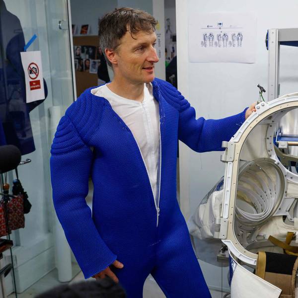 Der deutsche ESA-Astronaut Matthias Maurer präsentiert den Prototyp eines neuen Astronautenanzugs.