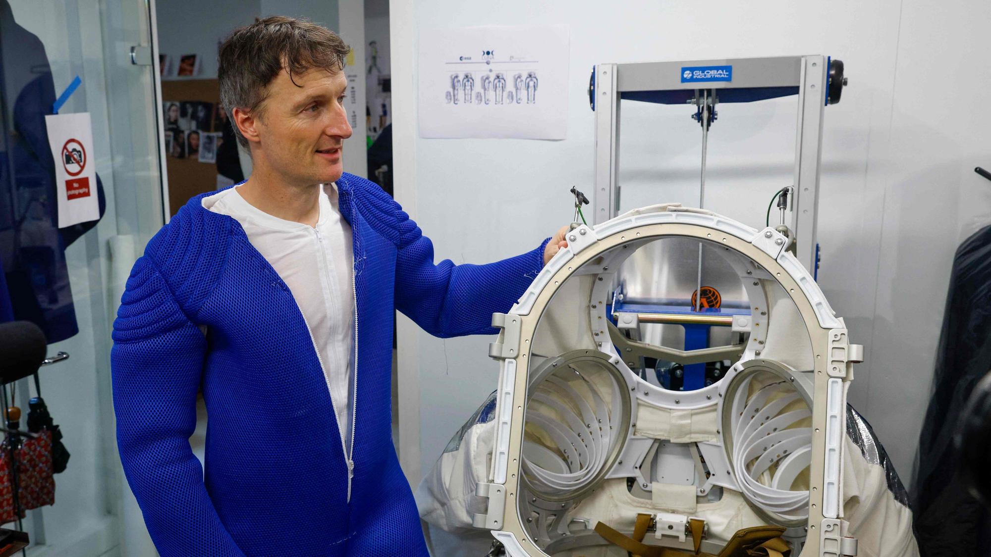 Der deutsche ESA-Astronaut Matthias Maurer präsentiert den Prototyp eines neuen Astronautenanzugs.
