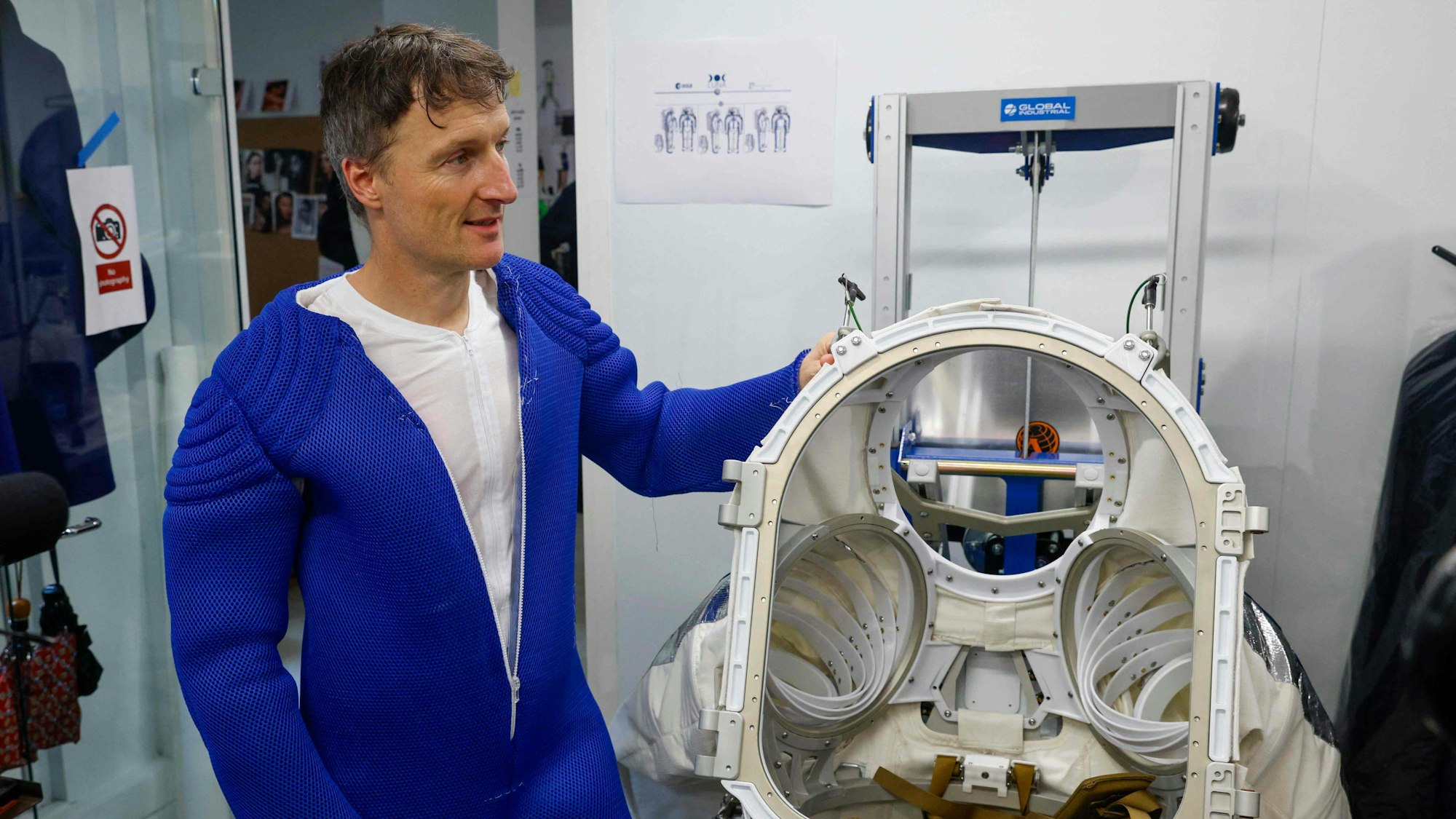 Der deutsche ESA-Astronaut Matthias Maurer präsentiert den Prototyp eines neuen Astronautenanzugs.