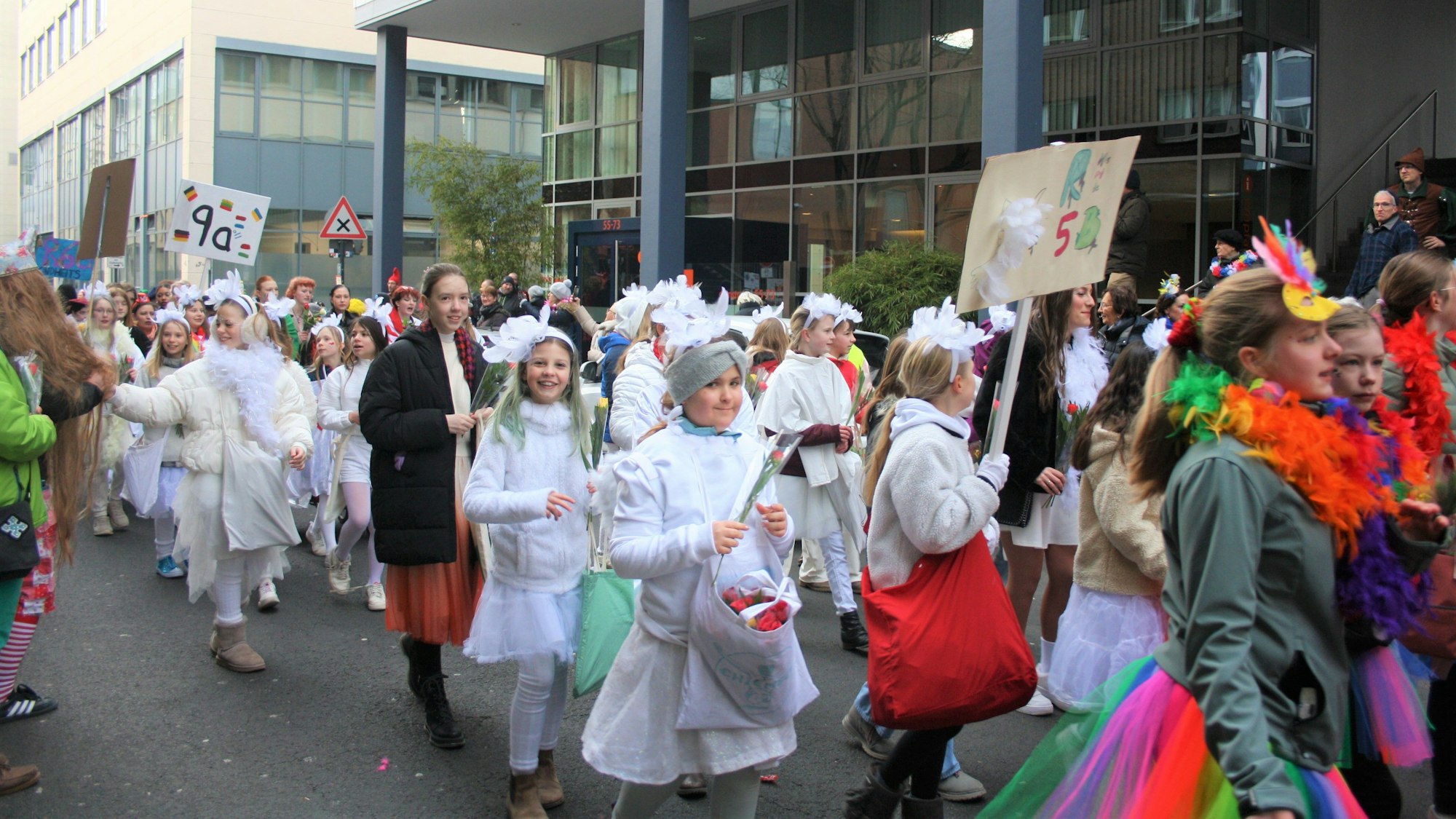 Weiberfastnacht 2023 zog die Ursulinenschule durch die Straßen rund um die Schule.