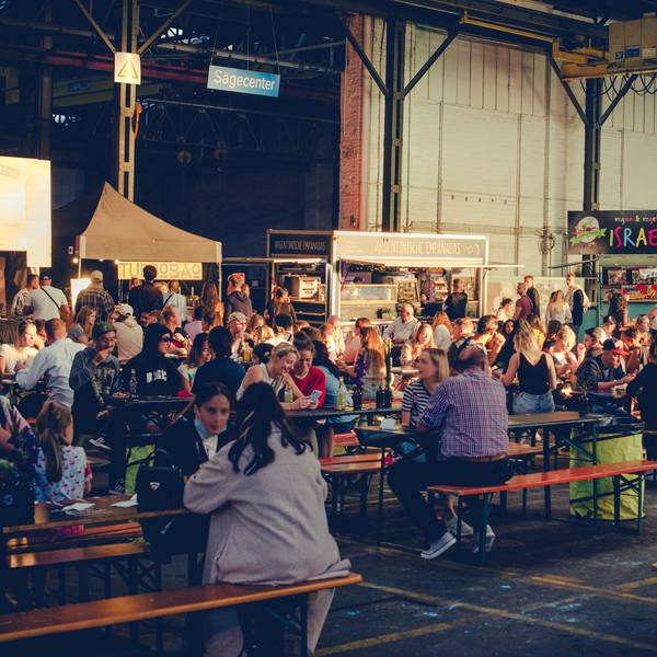 Menschen beim Food Festival an den verschiedenen Ständen