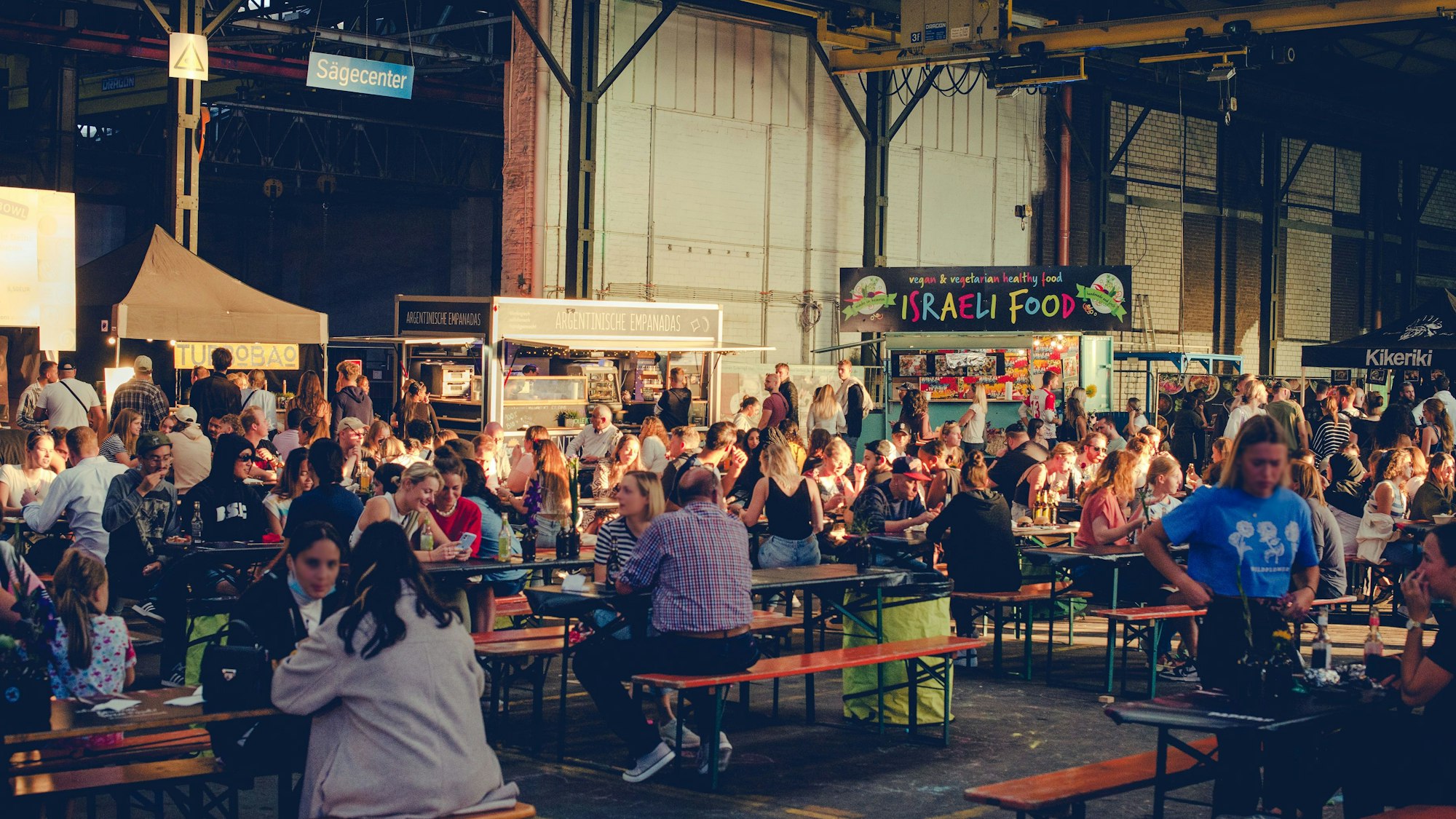 Menschen beim Food Festival an den verschiedenen Ständen