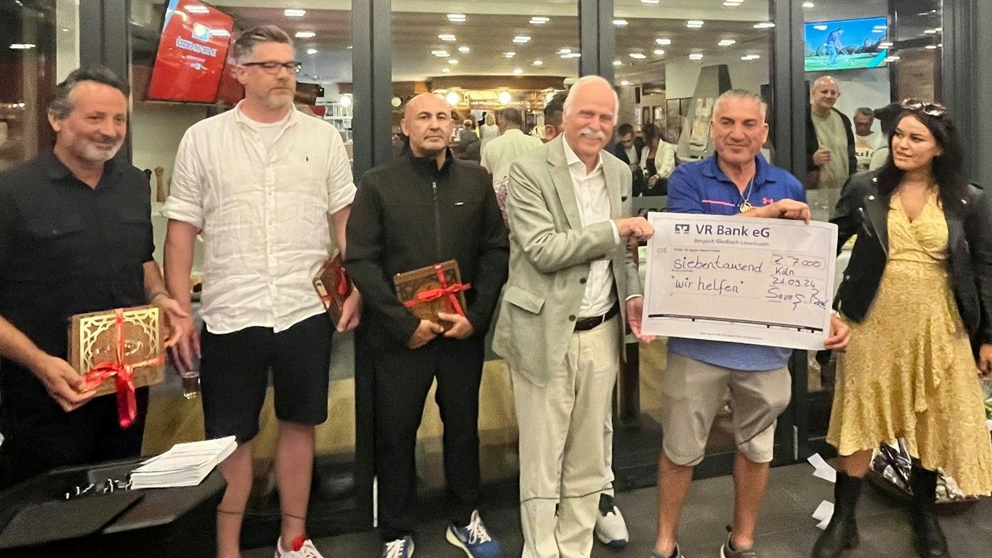 Mustafa Isiklar, Alexander Finzel, Sedat Yildirim, Karl-Heinz Goßmann, Savas Berktas und Sonja Mertes-Lipfert bei der Scheckübergabe im Cologne Sportspark