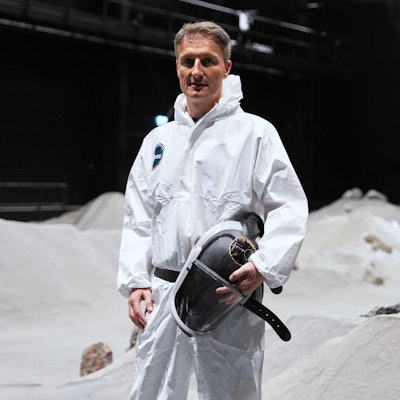 Matthias Maurer steht im Trainingszentrum auf einer nachgebildeten Mond-Oberfläche