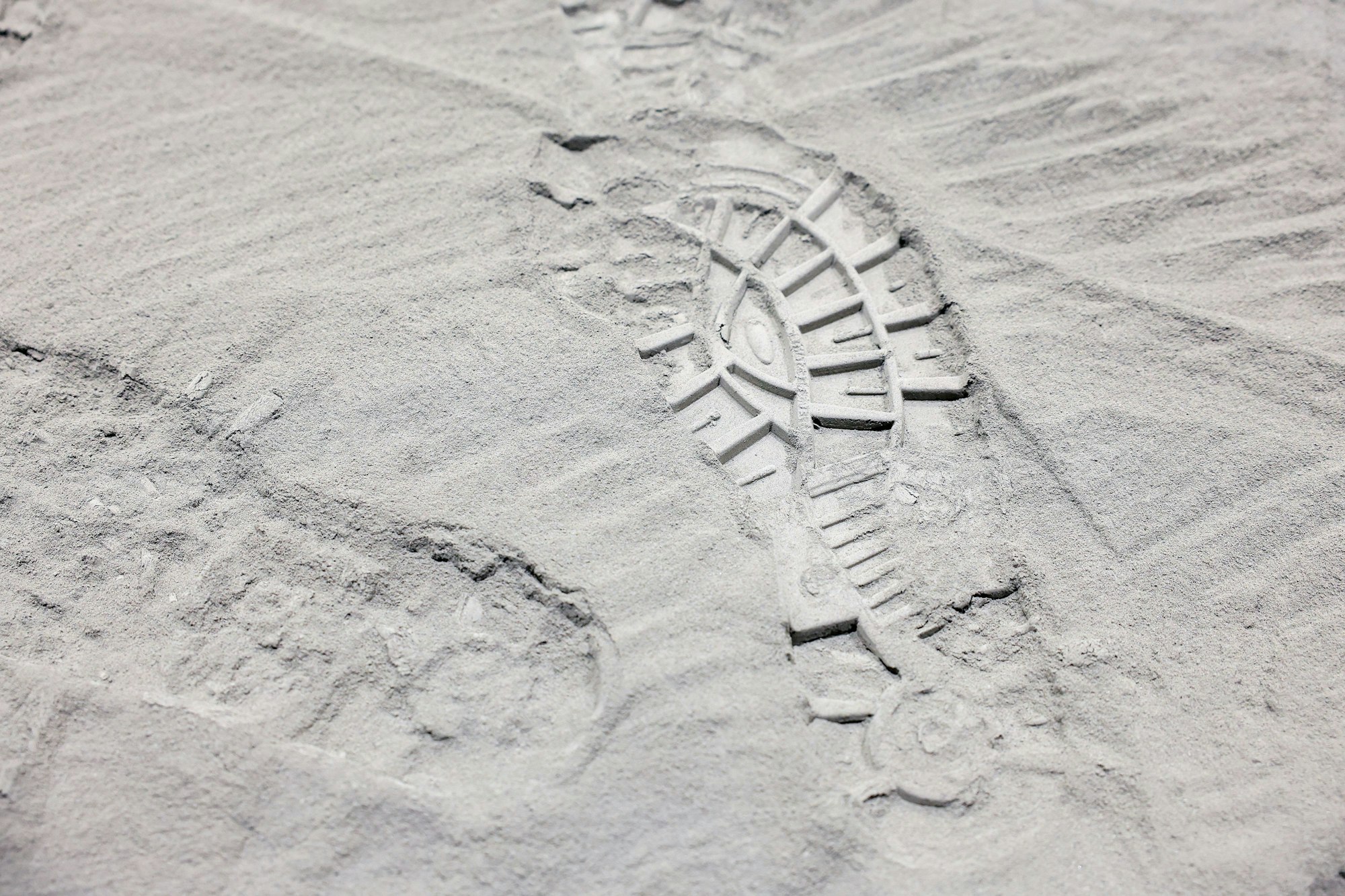 Ein Fußabdruck im nachgebildeten Mondsand.
