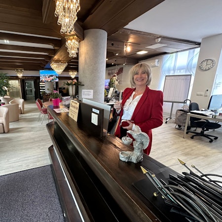 Hotel Regina in Sankt Augustin hat 3. September 2024 wiedereröffnet. Geschäftsführerin Sonja Schneider am Empfang.