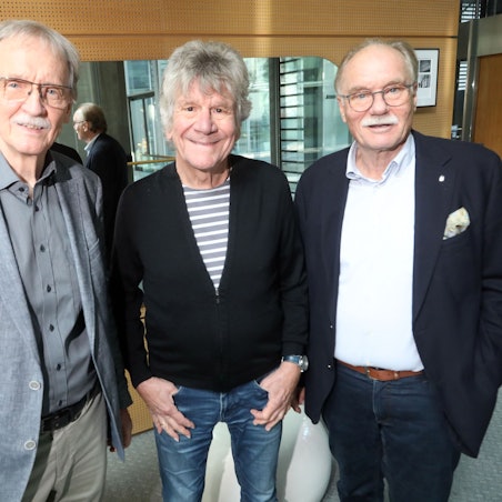 Brauchtumsspezialis‘ Wolfgang Oelsner, Bömmel Lückerath, Jründungsmitjlied vun der Bläck Fööss un Bernhard Conin, der Vürsitzende vun der Fründe un Förderer vum Kölnische Brauchtum