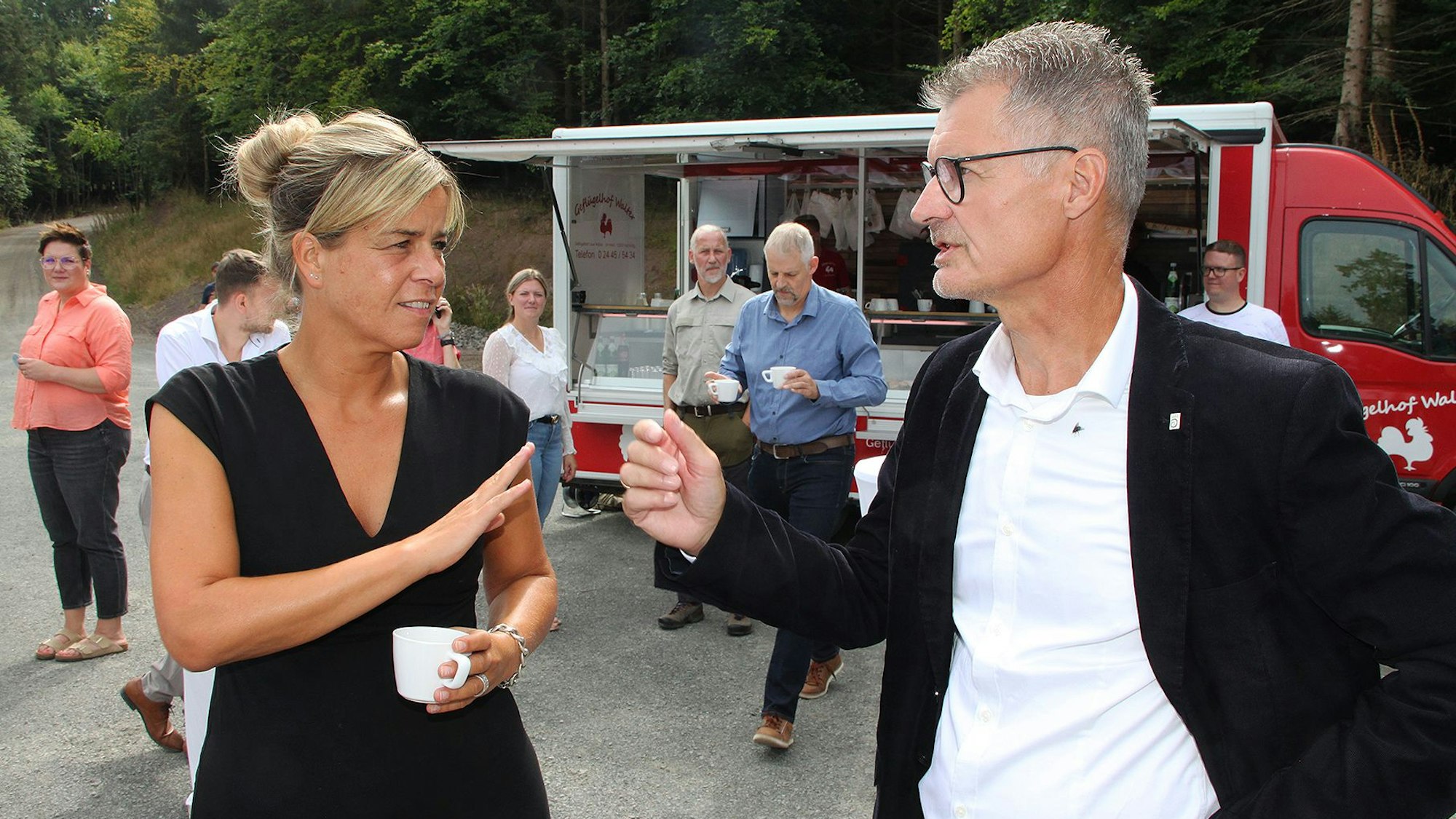 Mona Neubaur und Jan Lembach unterhalten sich.