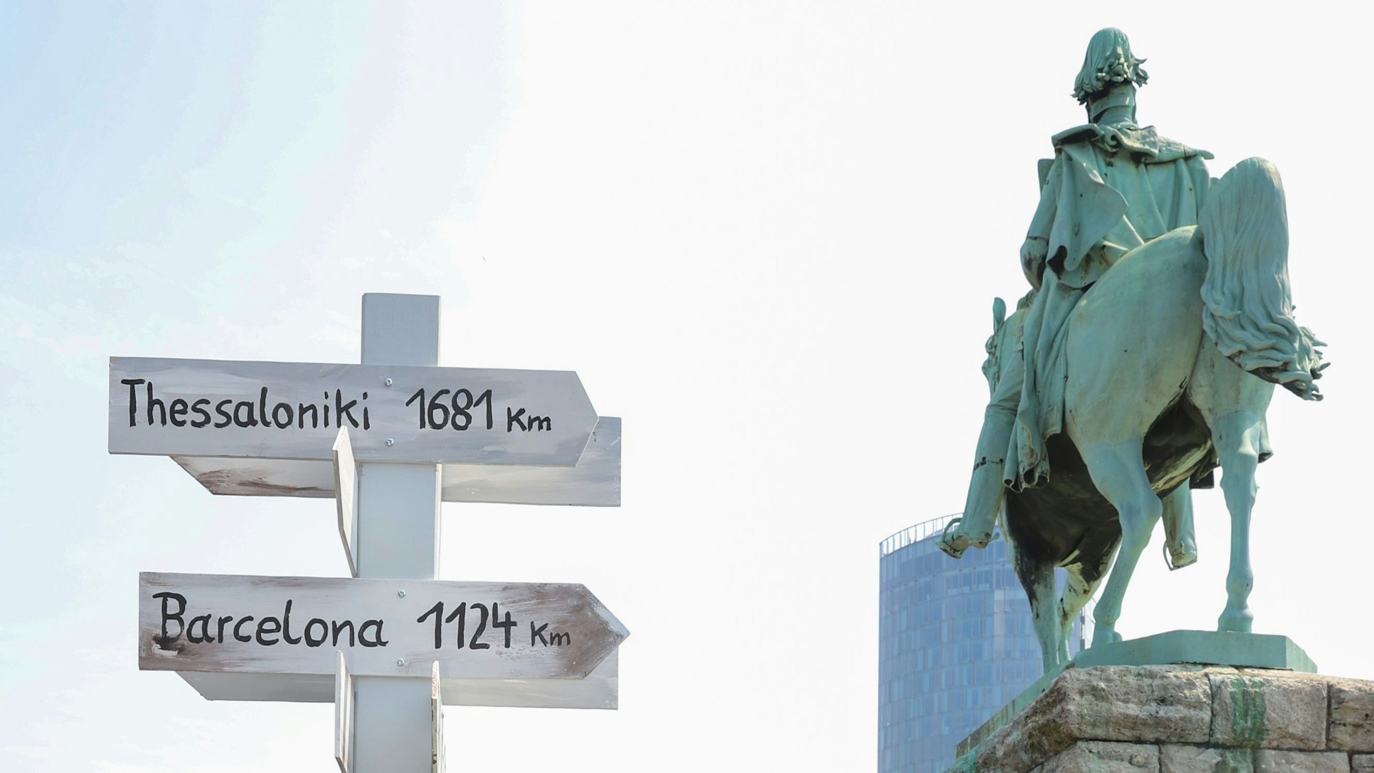 Im Mai 2023 stand am Fuße des Reiterstandbilds Kaiser Wilhelms I. Schilder mit Entfernungsangaben zu den Partnerstädten Kölns.