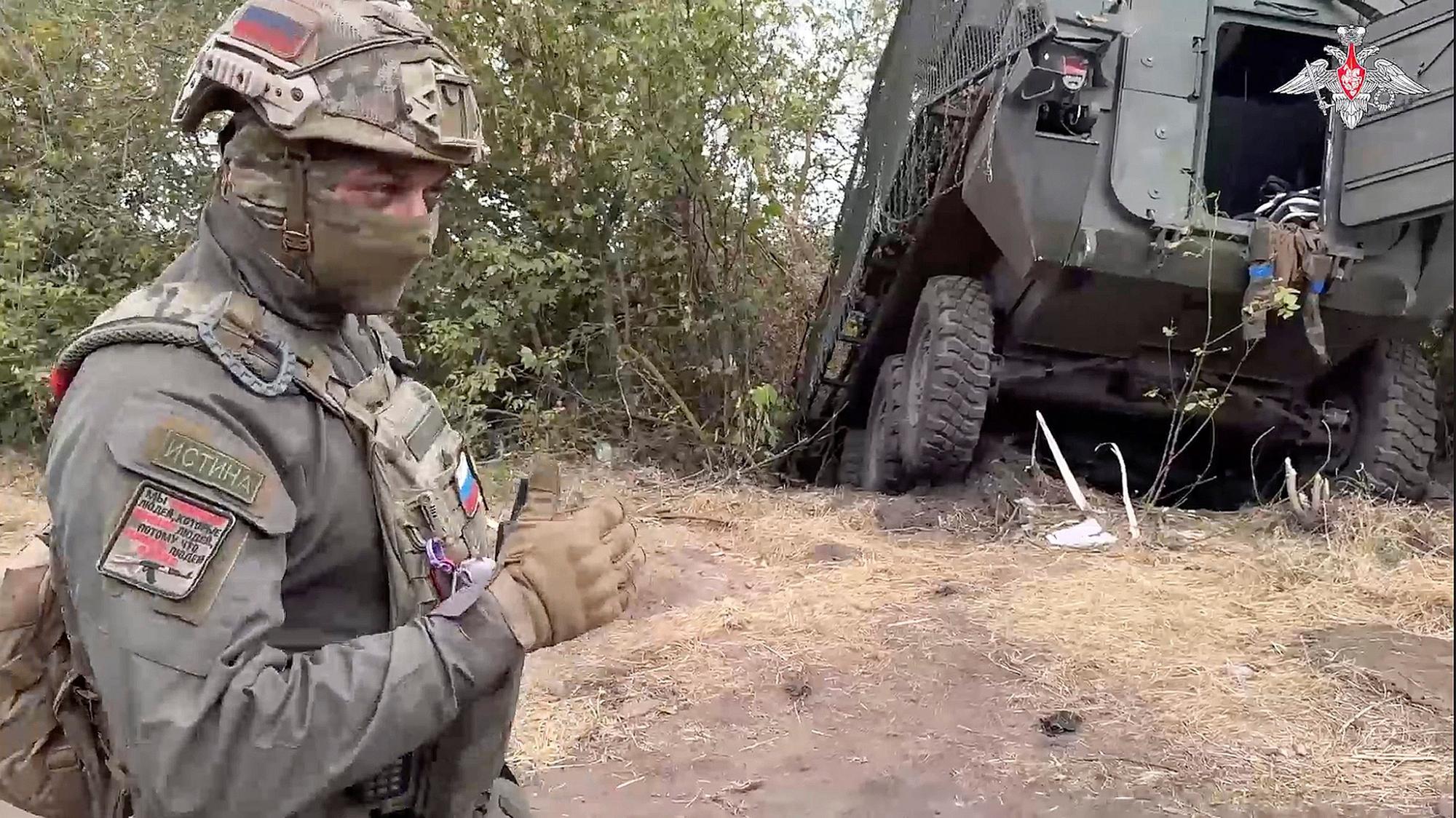 Ein Foto des russischen Verteidigungsministeriums zeigt einen russischen Soldaten in der Region Kursk.(Archivbild)