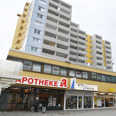 Das Bild zeigt ein Mehrfamilienwohnhaus in der Flach-Fengler-Straße.