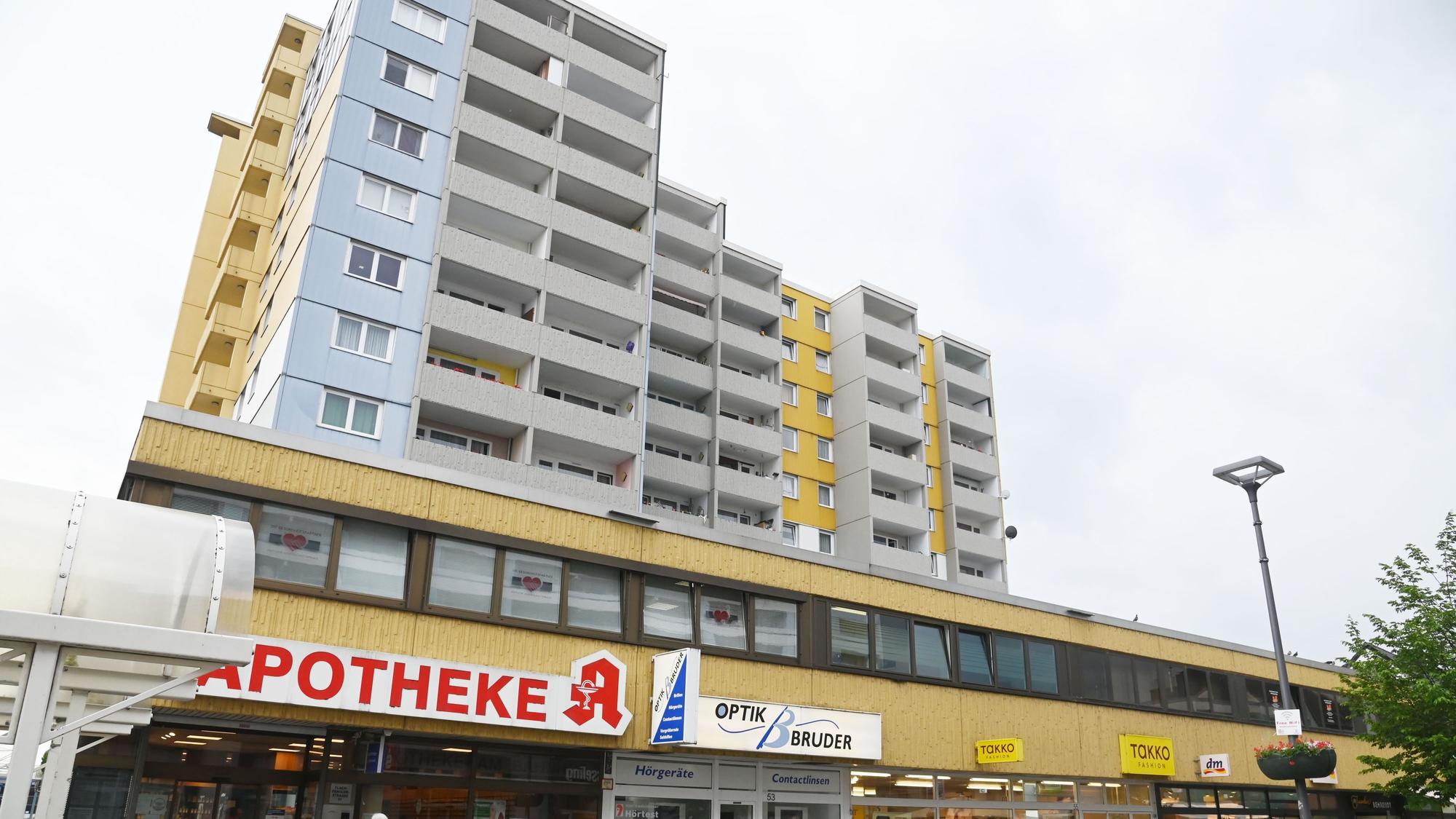 Das Bild zeigt ein Mehrfamilienwohnhaus in der Flach-Fengler-Straße.