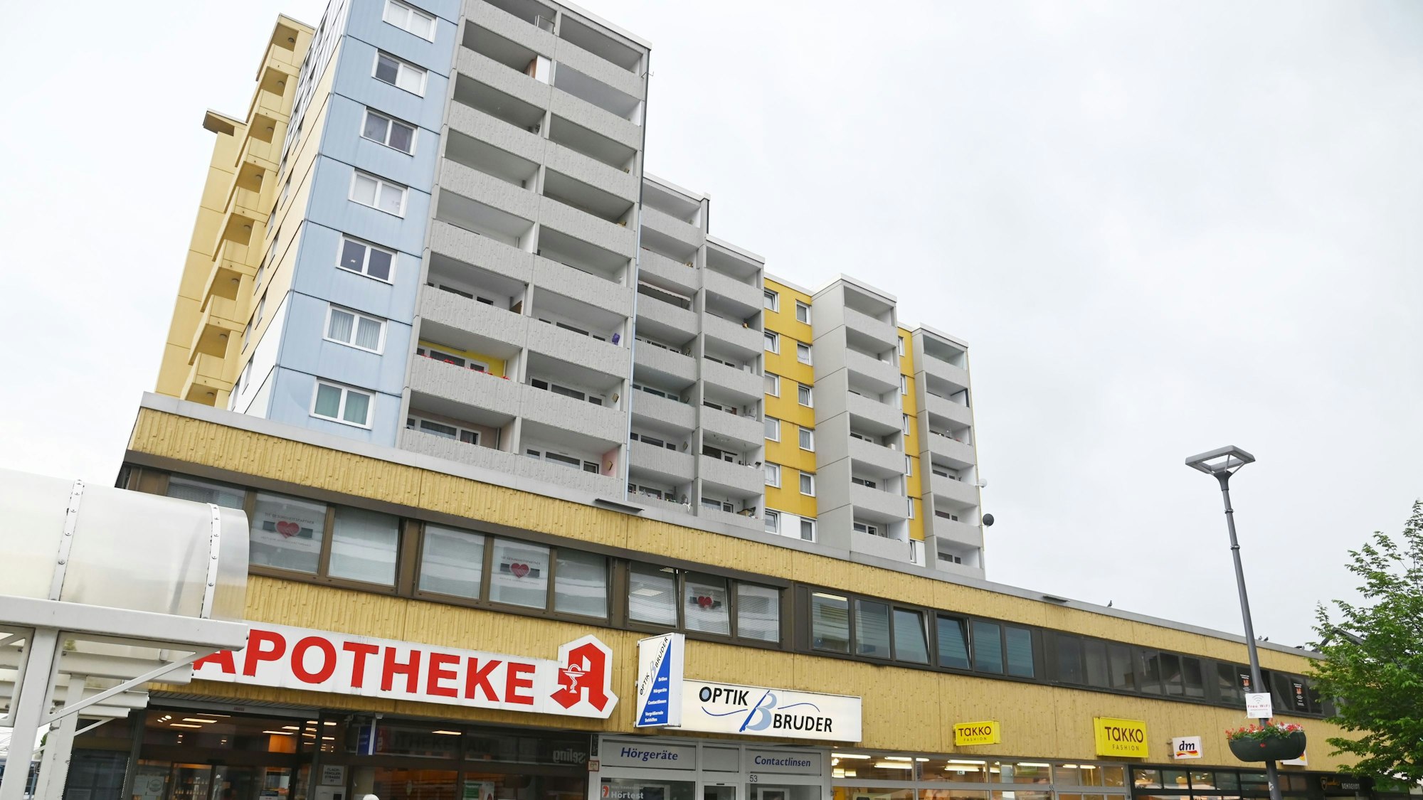 Das Bild zeigt ein Mehrfamilienwohnhaus in der Flach-Fengler-Straße.