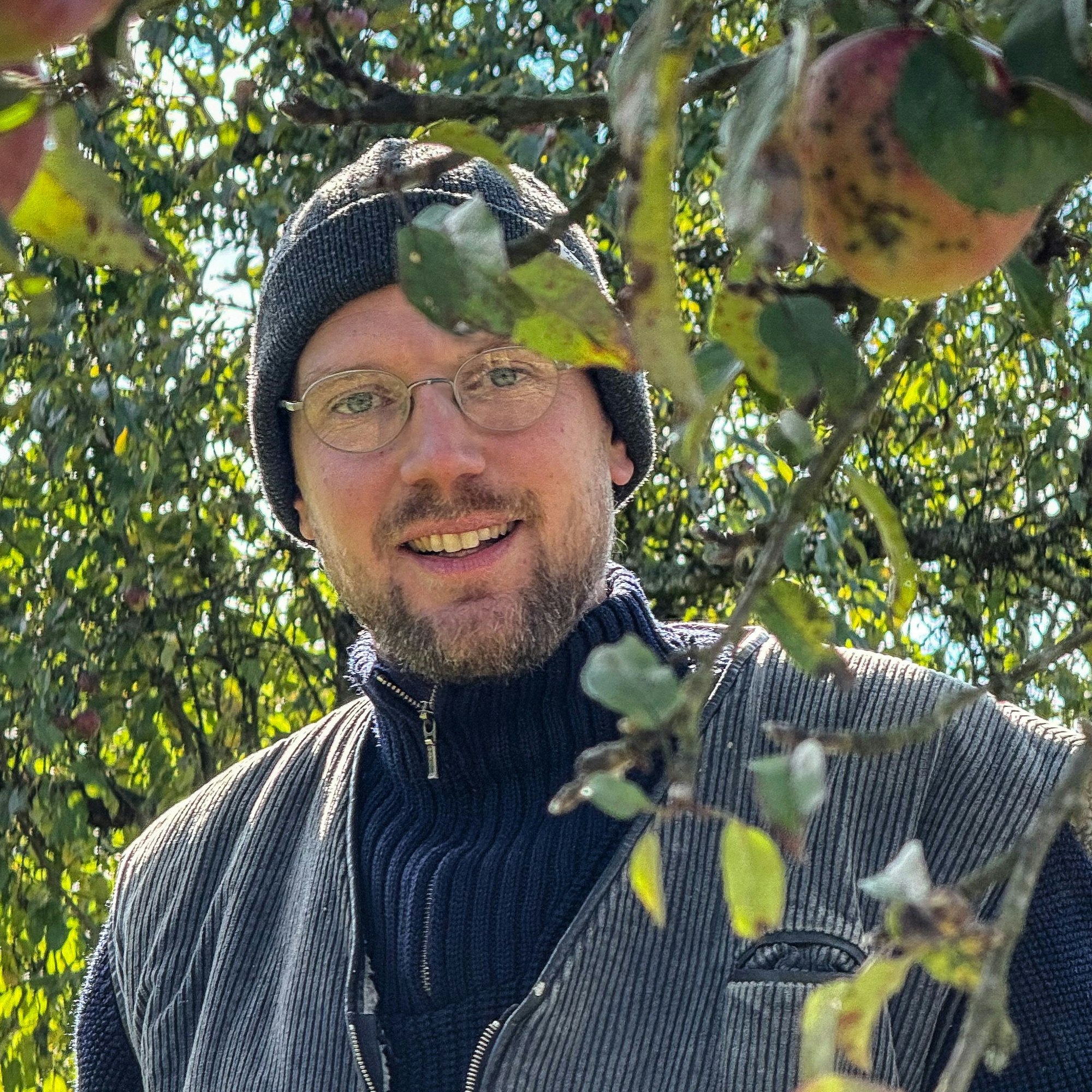 Jens Herrmann (41) ist Lehrer an der Sekundarschule im Walbachtal in Engelskirchen-Ründeroth. Als einer der ersten Lehrer in NRW hat er sich zum zertifizierten Obstwiesenwart ausbilden lassen.