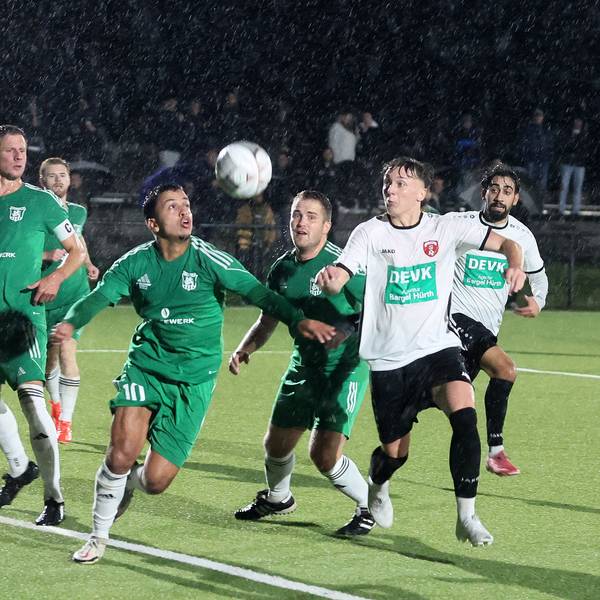 Das Bild zeigt zwei Fußballer im Zweikampf.