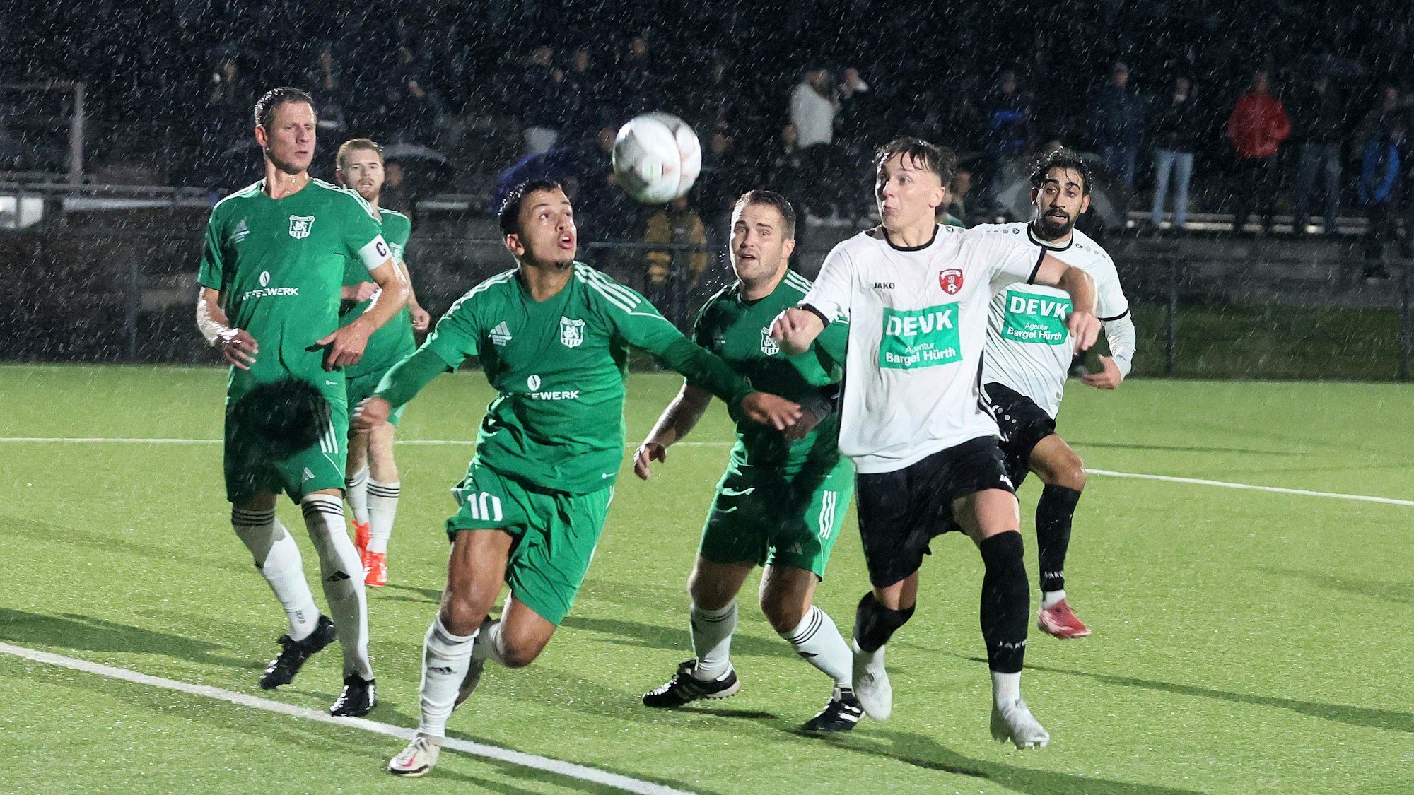 Das Bild zeigt zwei Fußballer im Zweikampf.