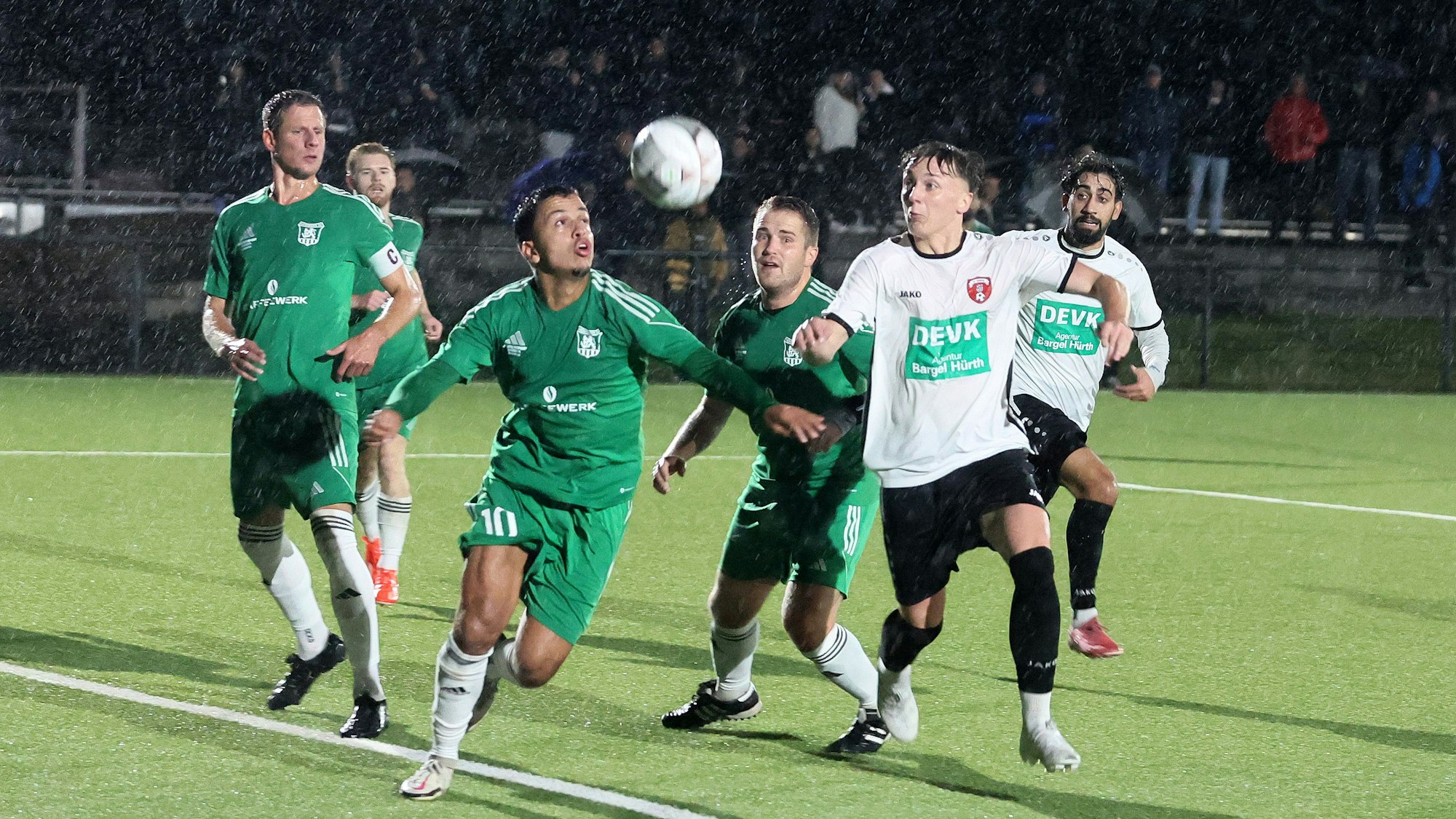 Das Bild zeigt zwei Fußballer im Zweikampf.