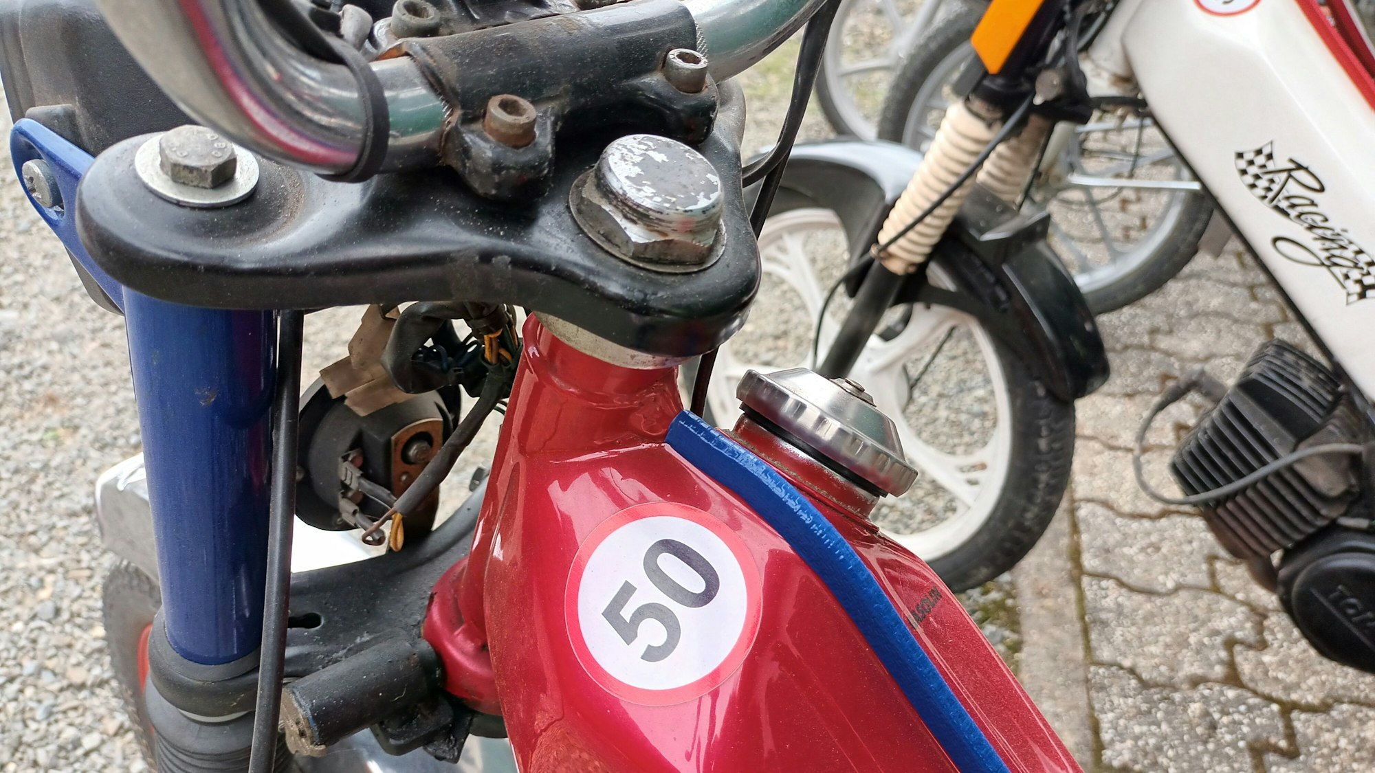 Der Tank eines antiken Mopeds mit einer aufgeklebten 50
