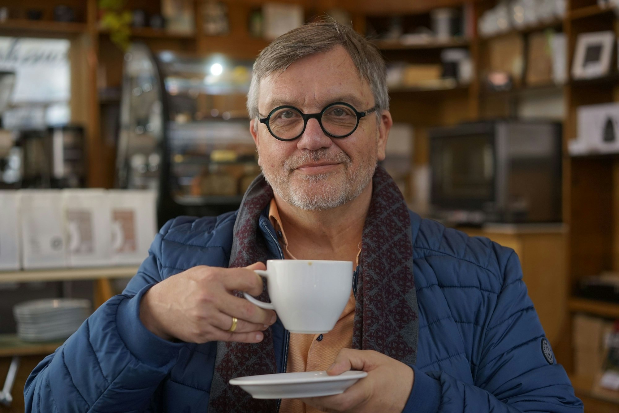 Hape Kerkeling guckt in die Kamera und trinkt eine Tasse Kaffee.
