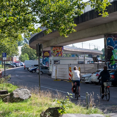 Die Fläche unter der Hochbahn in Nippes soll zu einem Park umgestaltet werden.