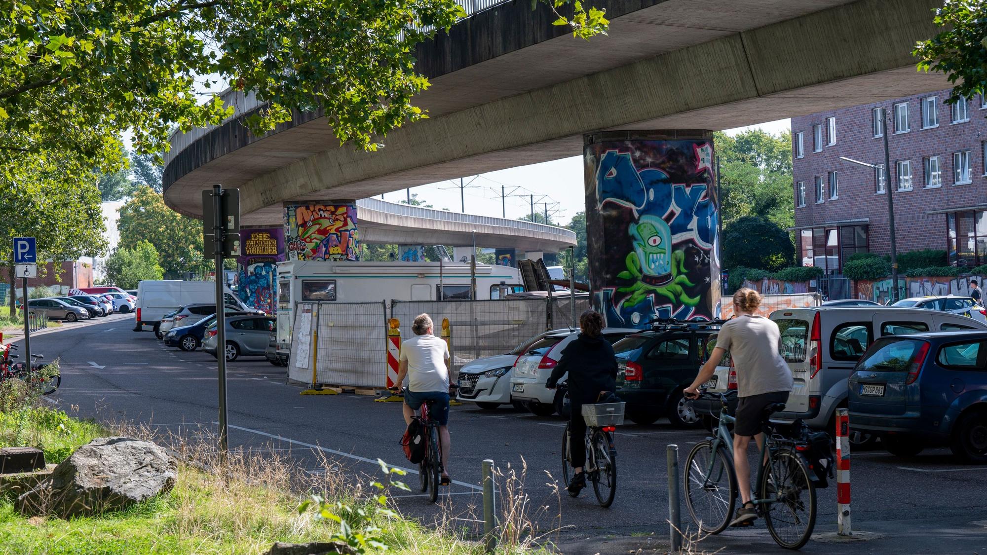 Die Hochbahn in Nippes zwischen Niehler Kirchweg und Neusser Straße.