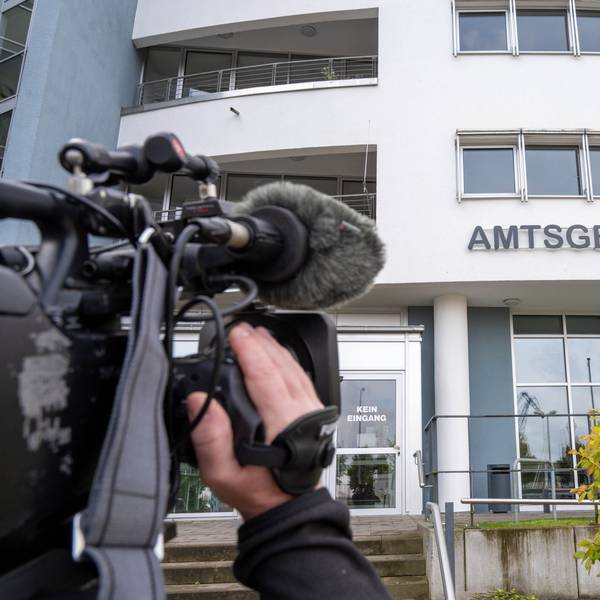 Ein Kameramann filmt das Amtsgericht Rostock.