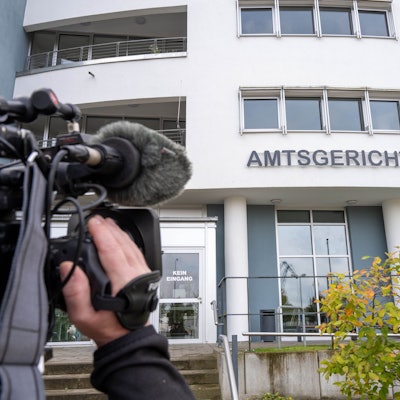 Ein Kameramann filmt das Amtsgericht Rostock.