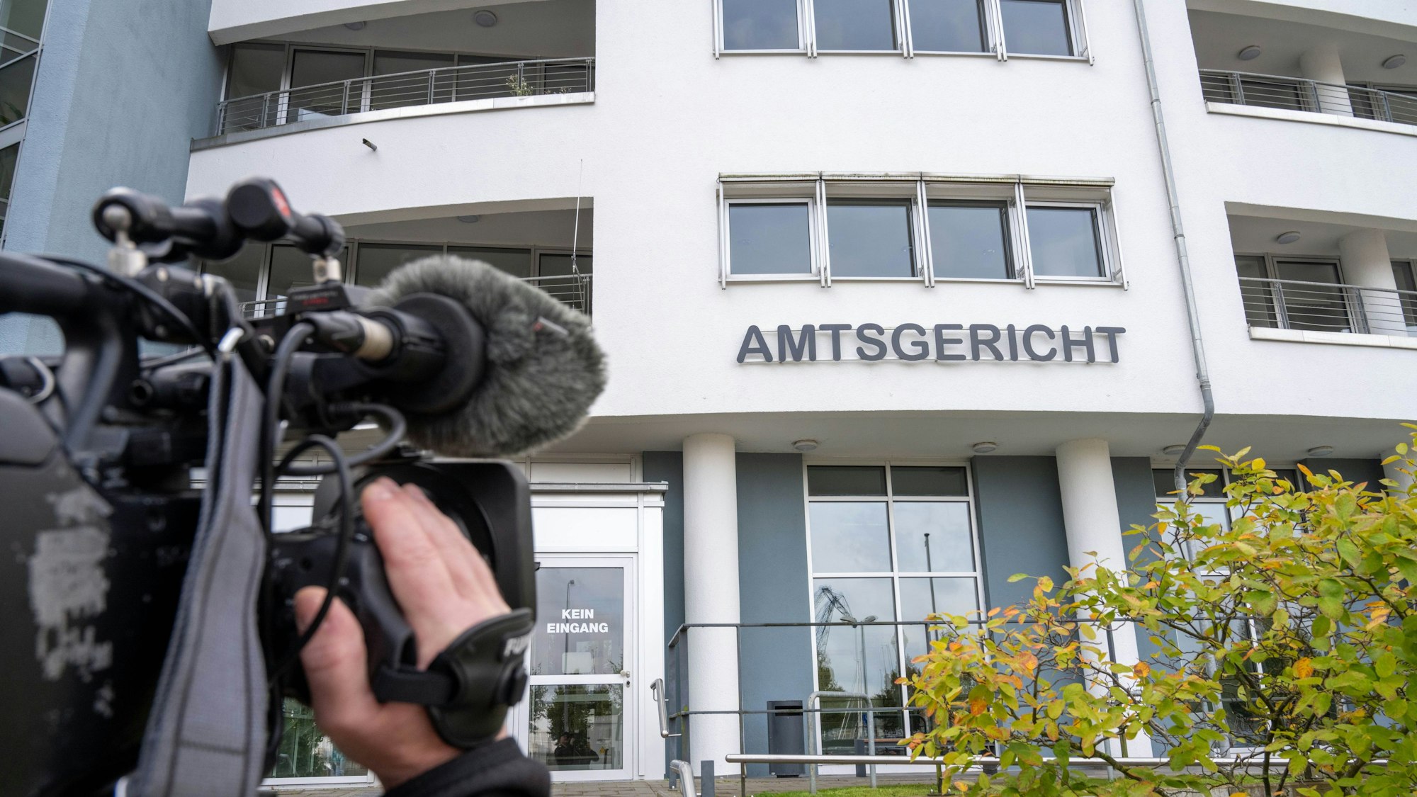Ein Kameramann filmt das Amtsgericht Rostock.