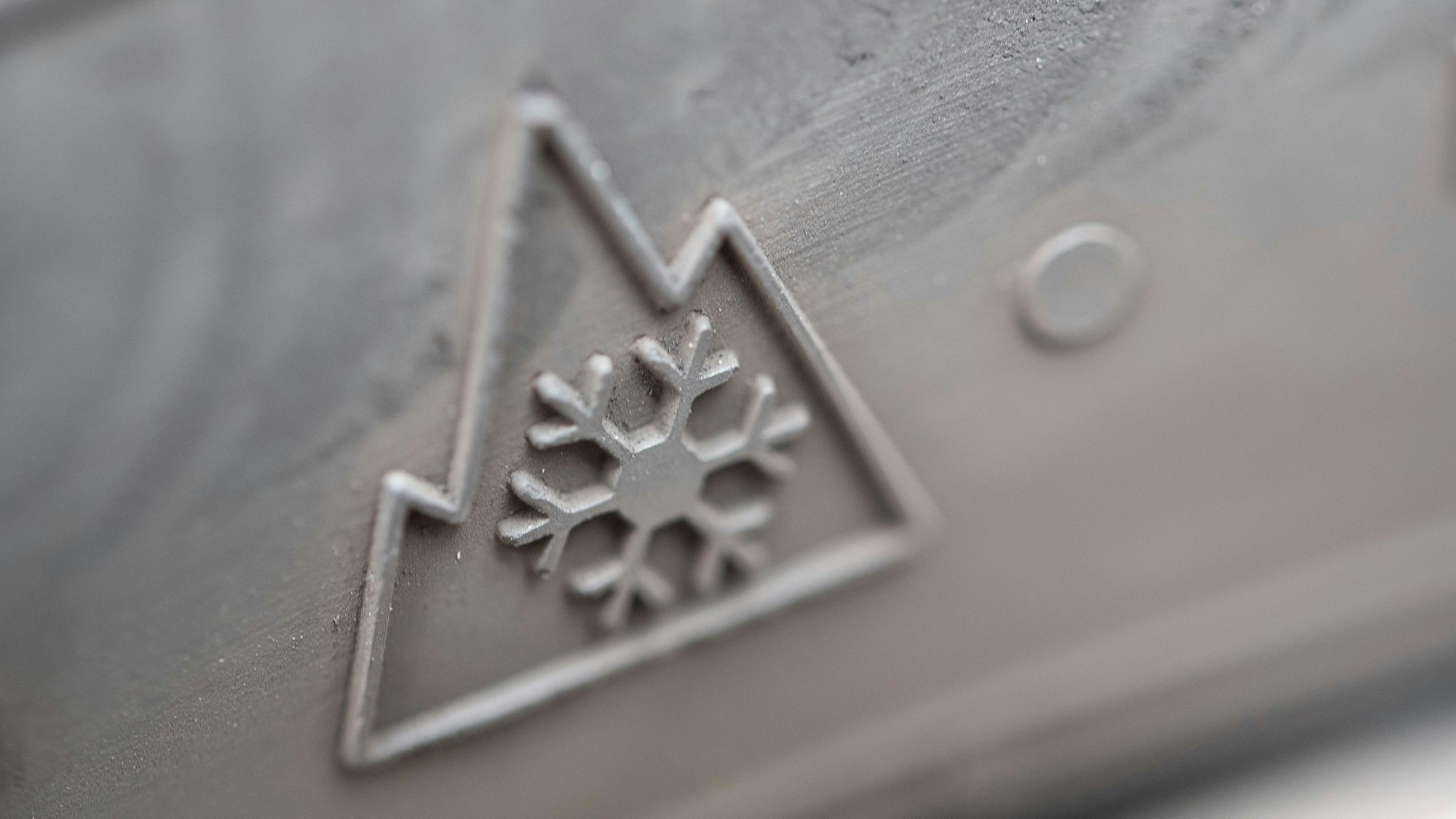 Ein Reifen mit dem Alpine-Symbol.