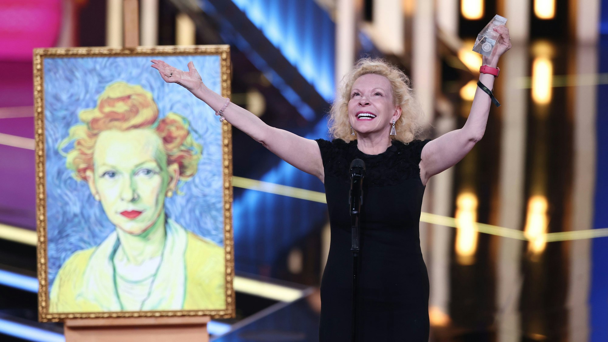 Schauspielerin Sunnyi Melles nimmt bei der Verleihung des Deutschen Fernsehpreises 2024 im Coloneum den Preis als Beste Schauspielerin entgegen und breitet ihre Arme aus.