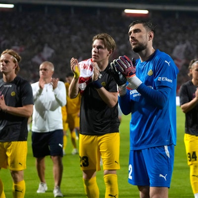 Spieler von Bodö/Glimt applaudieren nach einem Spiel der Champions-League-Playoffs vor den eigenen Fans.