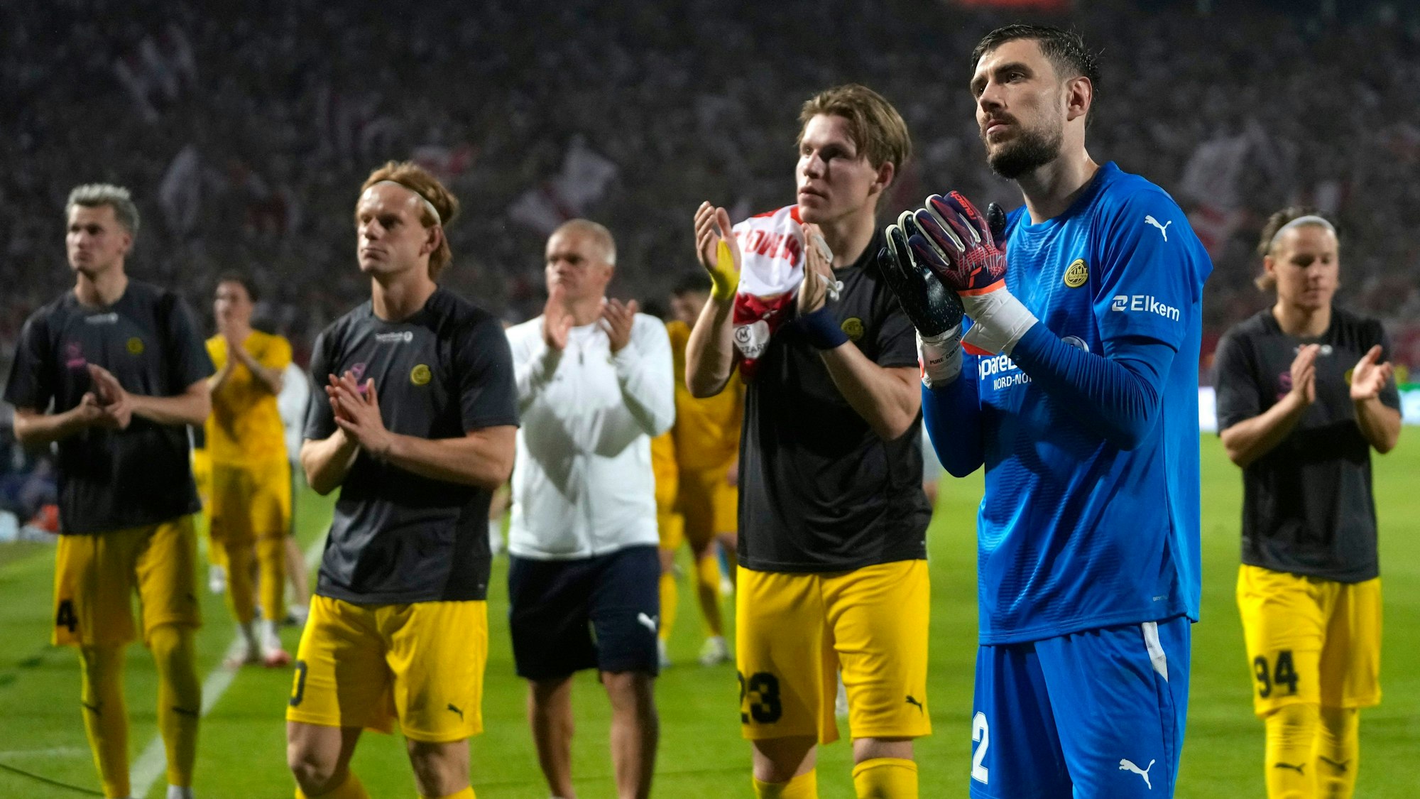 Spieler von Bodö/Glimt applaudieren nach einem Spiel der Champions-League-Playoffs vor den eigenen Fans.