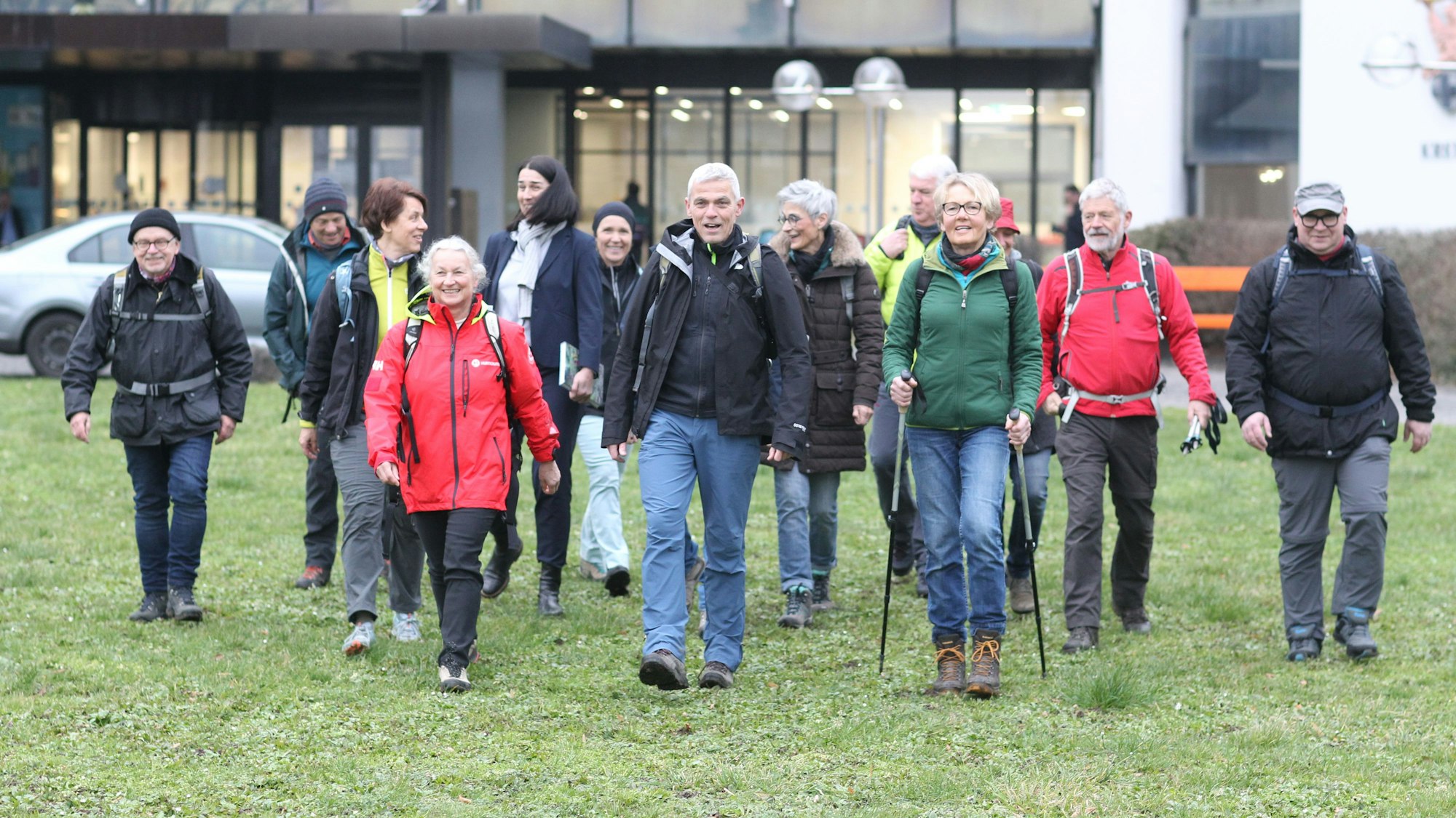 Eine Gruppe von Menschen in Wanderkleidung.