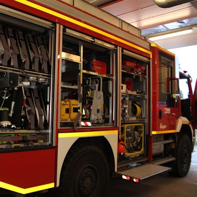 Ein Rüstwagen der Löschgruppe Heiligenhaus der Freiwilligen Feuerwehr in der Stadt Overath steht mit offenen Rolltüren in der Fahrzeughalle.