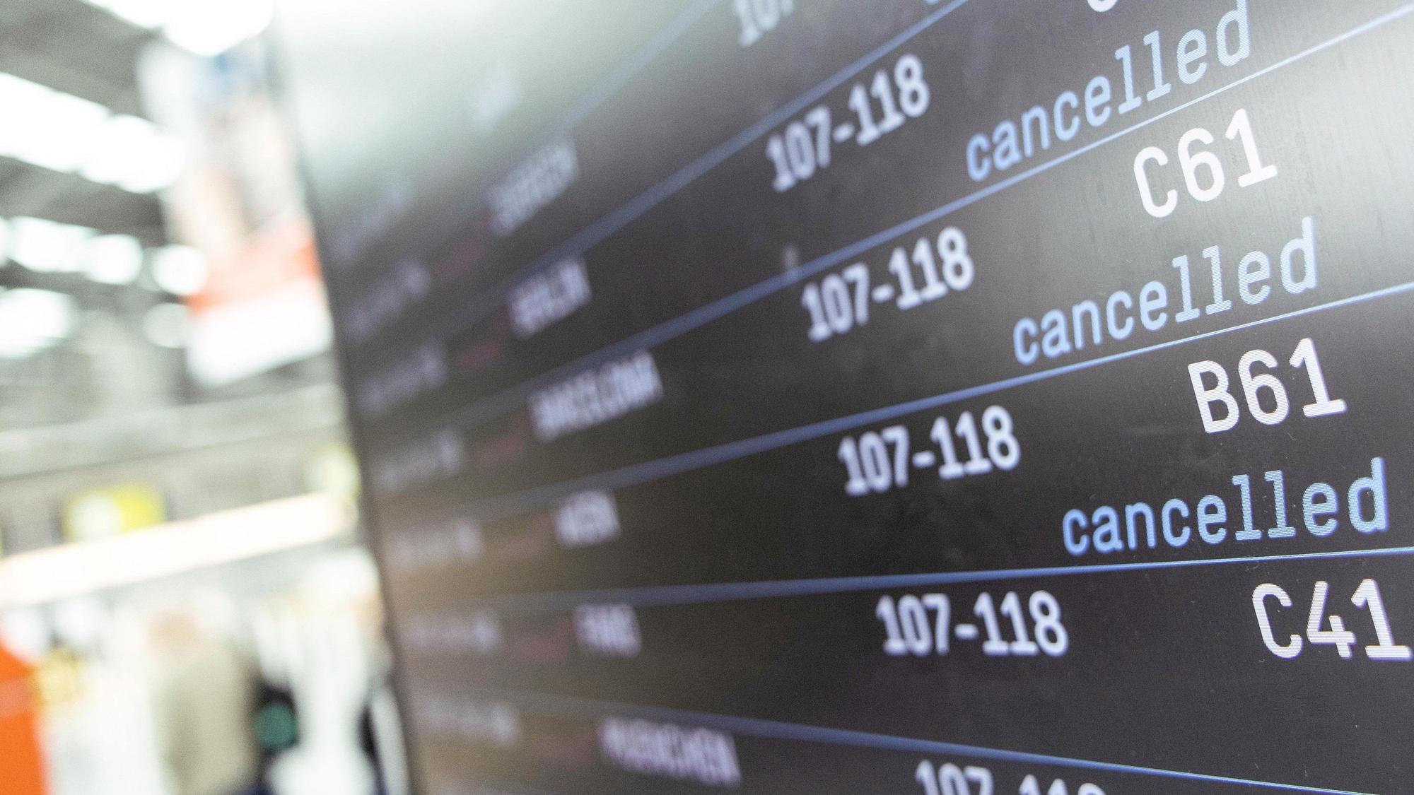 Während der Sommermonate hatten insgesamt gut 13 Millionen Menschen mit Störungen im Flugverkehr zu tun, bei knapp 800.000 von ihnen wurde der Flug annulliert.