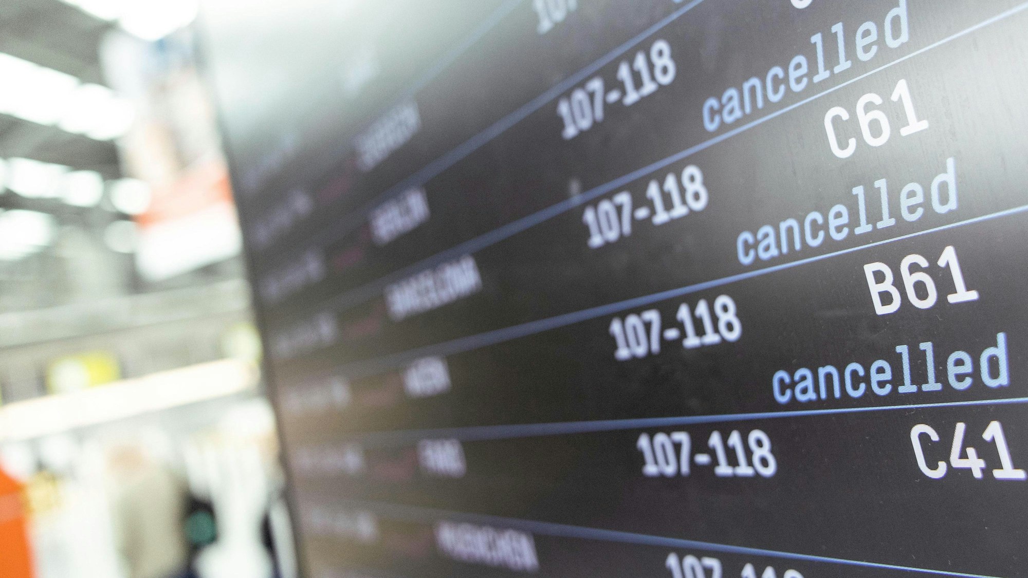 Während der Sommermonate hatten insgesamt gut 13 Millionen Menschen mit Störungen im Flugverkehr zu tun, bei knapp 800.000 von ihnen wurde der Flug annulliert.