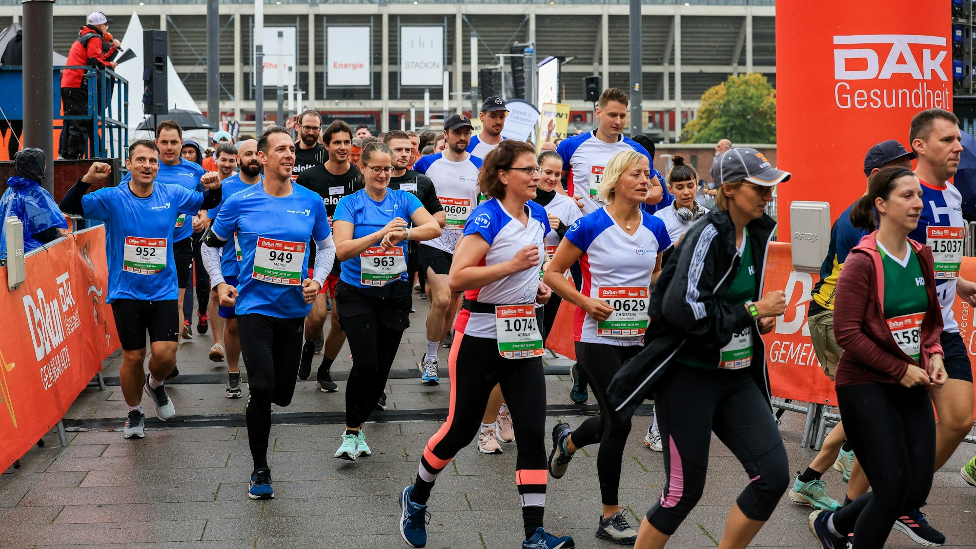 Fast 20.000 Teilnehmer starten beim „B2Run“ am Rheinenergiestadion.