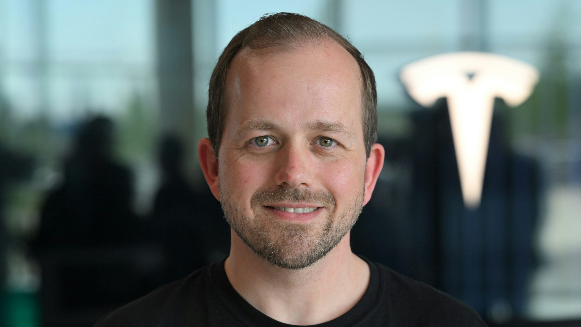 Werksleiter André Thierig, aufgenommen während eines Pressestatements in der Besucher-Lobby der Tesla-Gigafactory. (Archivbild)