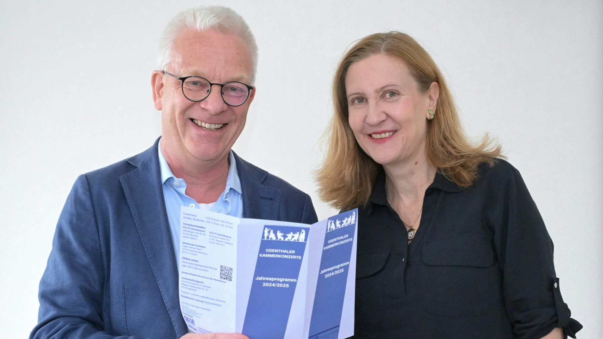 Georg Heimbach und Christina Henn-Roers halten das Veranstaltungsprogramm der Odenthaler Kammerkonzerte in Händen.