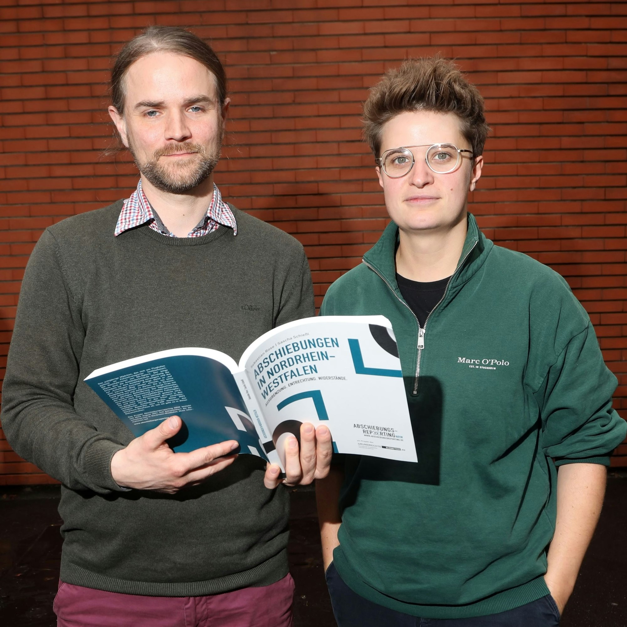 Autor Sebastian Rose und Anna-Nicole Heinrich, Präses der EKD, bei der Vorstellung des Buches „Abschiebungen in Nordrhein-Westfalen. Ausgrenzung. Entrechtung. Widerstände“