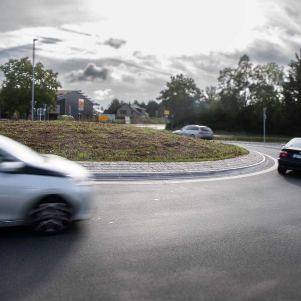 Das Bild zeigt den neuen Kreisverkehr an der Westspange. Drei Autos befinden sich darin – keines biegt auf die K1n ab.