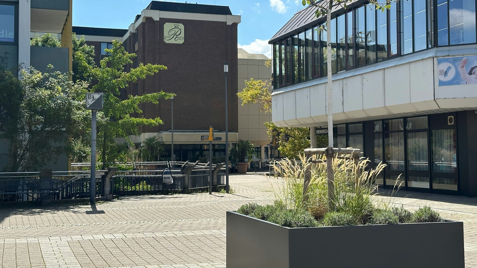 Blick auf das Hotel Regina, der Vorplatz ist menschenleer. Das soll sich bald ändern.